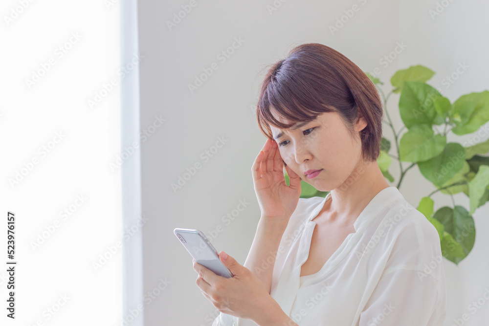 スマホを操作する女性 スマホを操作する女性