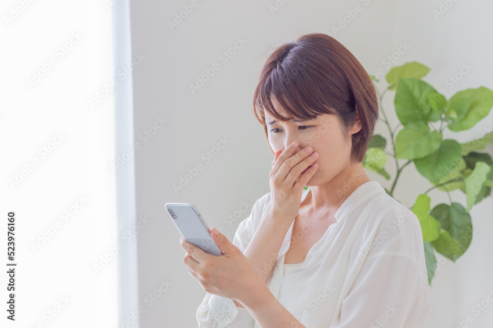 スマホを操作する女性 スマホを操作する女性