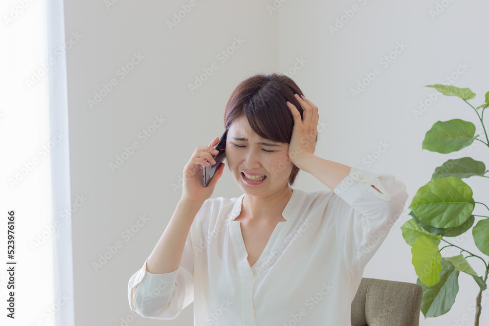 スマホで通話する女性 スマホで通話する女性