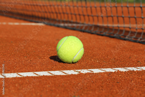 Symbolbild Tennis: Nahaufnahme von einem Tennisball auf einem Sandplatz © U. J. Alexander