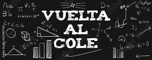 Vuelta al cole en español pizarra tiza banner fondo negro letra blanca florituras fórmulas matemáticas y químicas photo