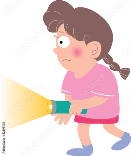 停電で懐中電灯を点ける女の子
