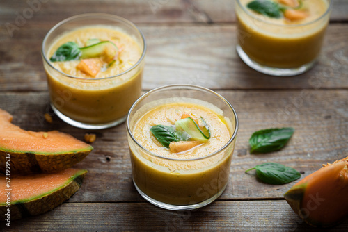 soupe froide gaspacho au melon concombre et basilic photo