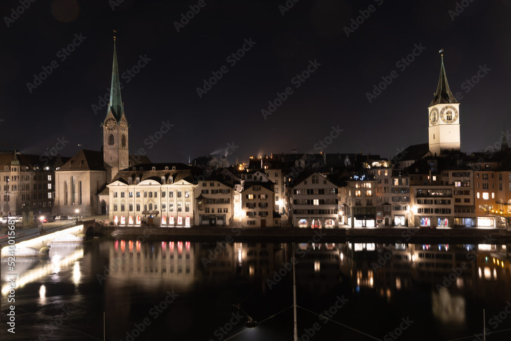 Altstadt von Zürich über der Limmat, Nacht, die Kirchen Fraumünster und St. Peter, Spiegelung im Wasser, helle Lichter