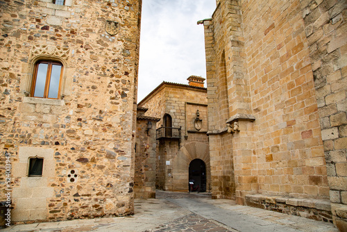 Calles con edificios históricos de piedra beige © Carlos Lorite
