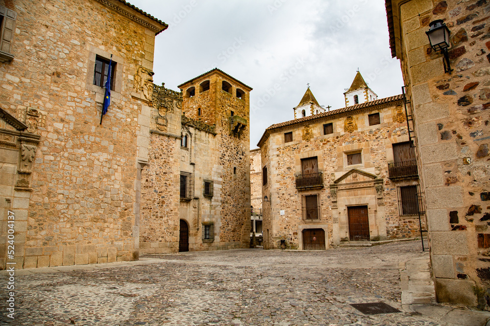 Calles con edificios históricos de piedra beige