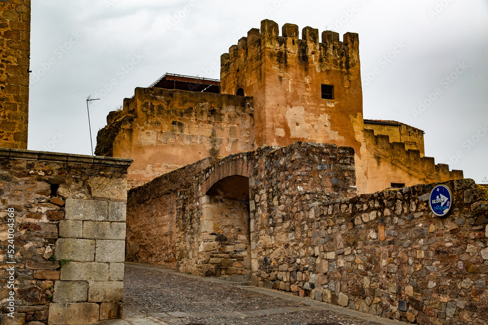 Torre de castillo sobre muros de piedra beige
