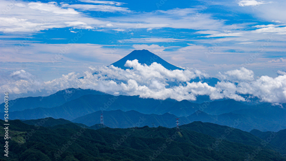 夏の大菩薩嶺　雷岩から富士山を望む　山梨