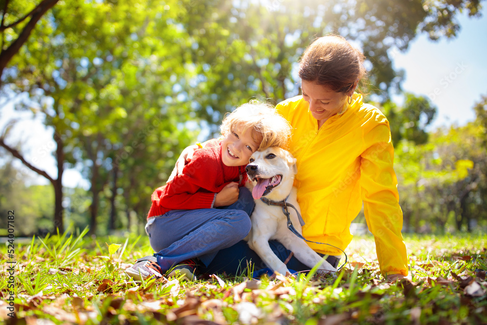 Obraz premium Family walking in autumn park. Fall fun.