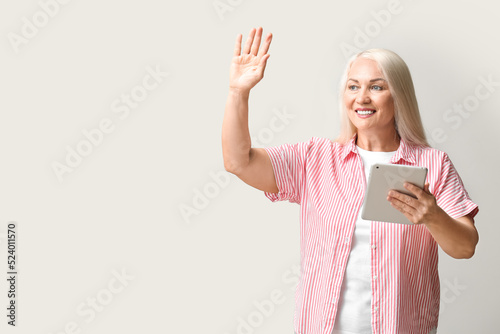 Mature woman with tablet co...