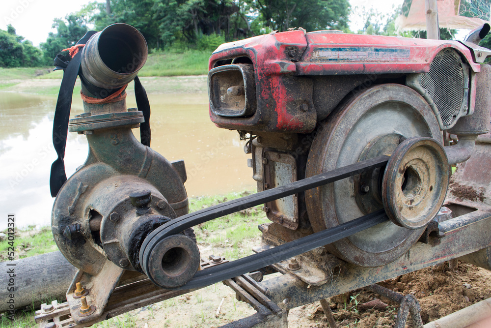 Pulleys and power transmission belts are installed in the engine. Pulleys and power transmission belts are installed in the engine.