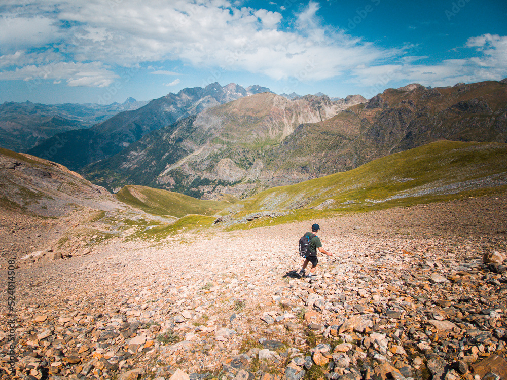 Photograph of the ascent to Pico Escuelas in the town of Panticosa, in the Pyrenees of Aragon, a high mountain landscape perfect for trekking.