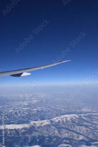 機内からの飛行機の翼と空と景色