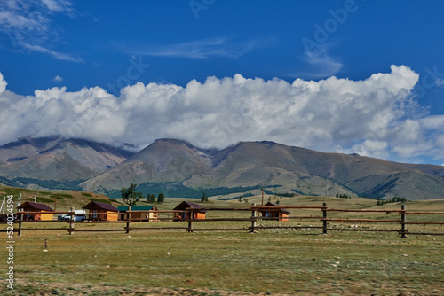 houses at the foot of the mountain
