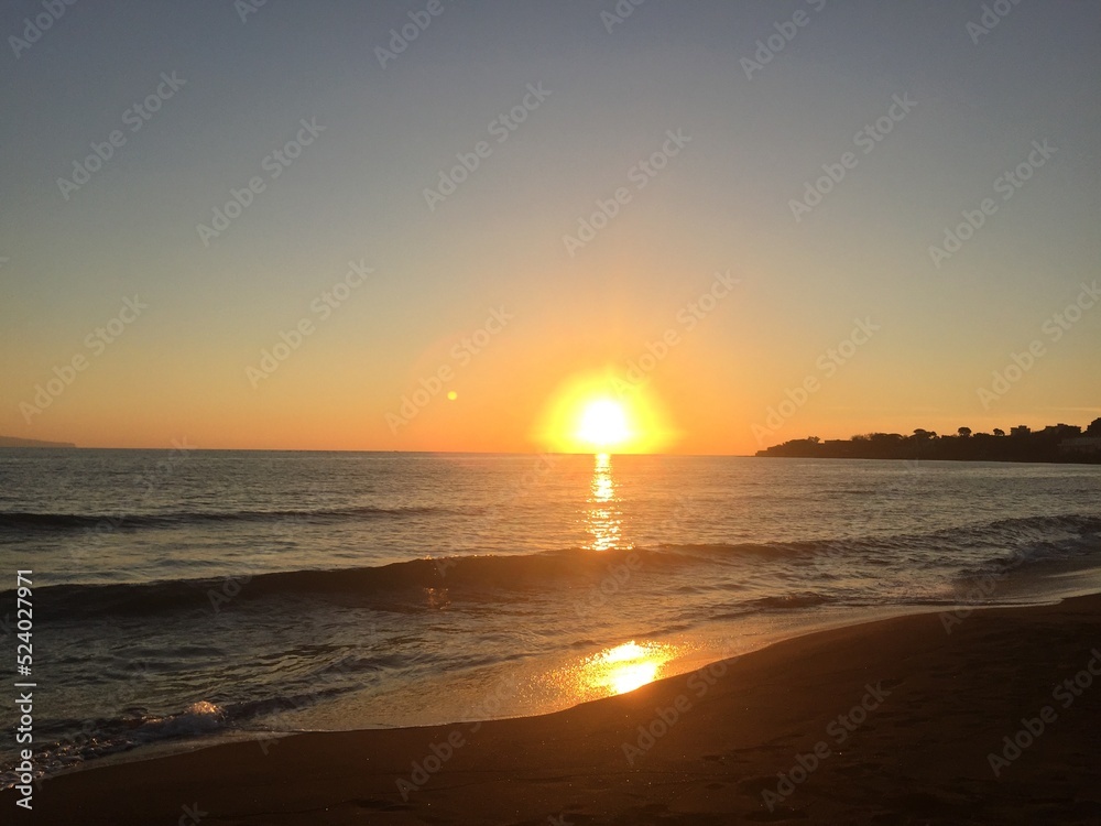 Magnifique coucher de soleil au bord de la mer en Italie