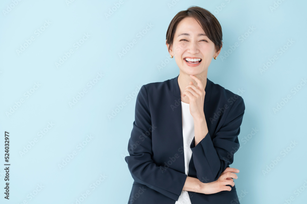 ビジネス・女性・ブルーバック ビジネス・女性・ブルーバック