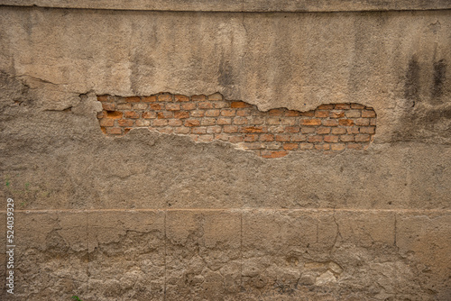 Fotografía Particolare di muro vecchio con cemento rovinato e mattoni in vista