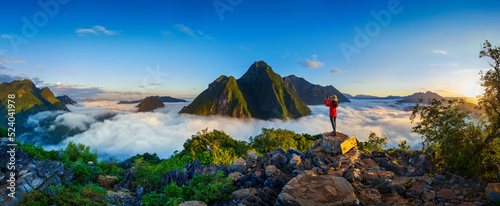Fotografie Panorama of Tourist take a photo at Pha Dang viewpoint in Laos.