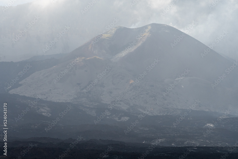 Volcán Tajogaite en un día nublado en la palma, islas canarias