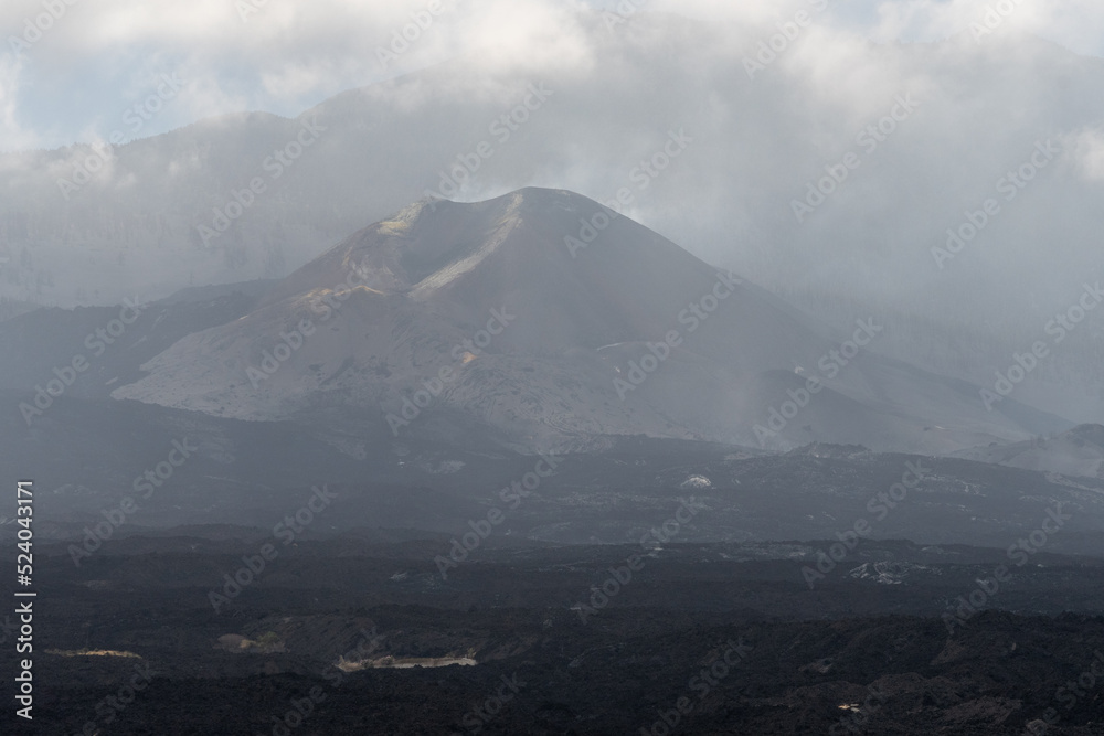 Volcán Tajogaite en un día nublado en la palma, islas canarias