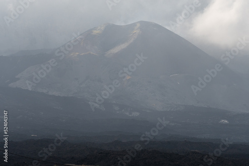 Volcán Tajogaite en un día nublado en la palma, islas canarias