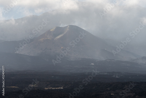 Volcán Tajogaite en un día nublado en la palma, islas canarias © Iskan