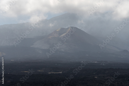 Volcán Tajogaite en un día nublado en la palma, islas canarias © Iskan