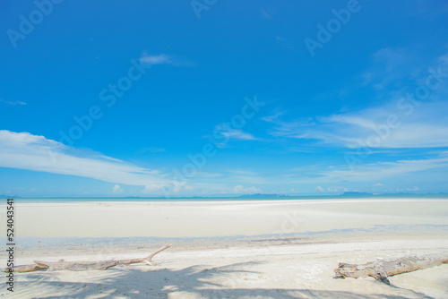 background image for summer There are beaches and bright blue skies.