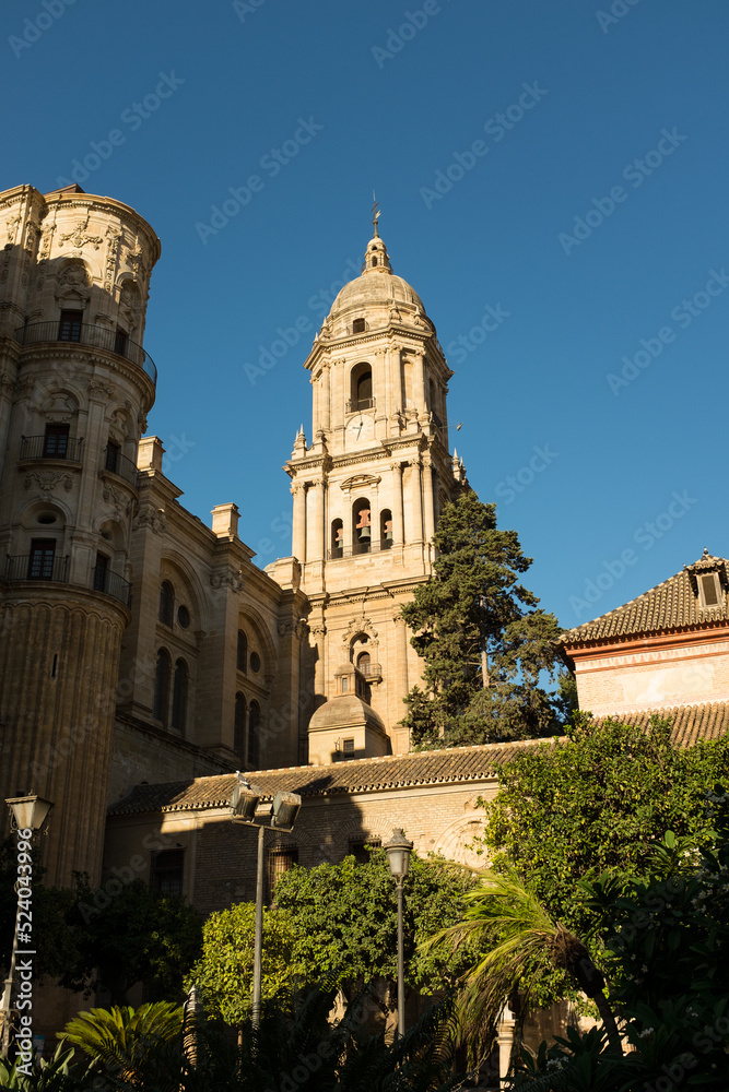 Toma de la catedral de Málaga, España en un día soleado con cielo azul