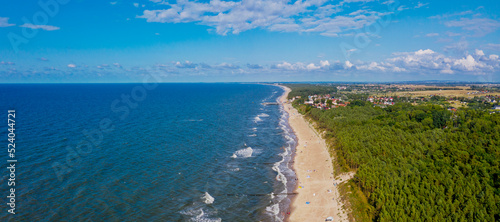 Letnia panorama plaży nad morzem bałtyckim z lotu ptaka, w tle miejscowość Chłopy
