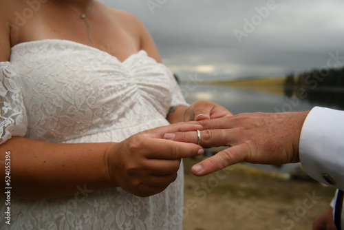 Couple avec une bague de fiançailles pour mariage 