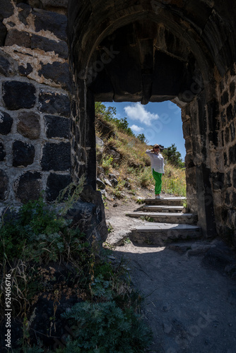 Fototapeta Naklejka Na Ścianę i Meble -  ancient stone dilapidated fortress in a picturesque place in the mountains of Armenia