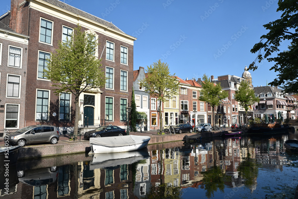 Barques sur les canaux de Leiden en été. Pays-Bas