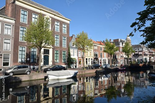 Fototapeta Naklejka Na Ścianę i Meble -  Barques sur les canaux de Leiden en été. Pays-Bas