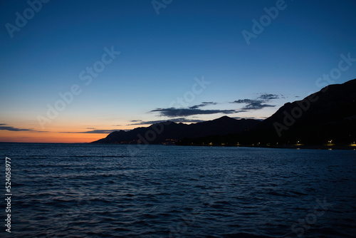 Meer Berge Sonnenuntergang