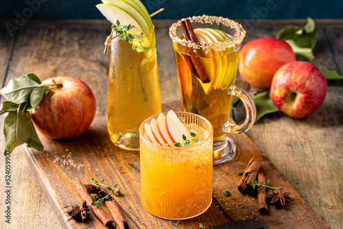 Fotografia Variety of fall cocktails or mocktails made with apple cider