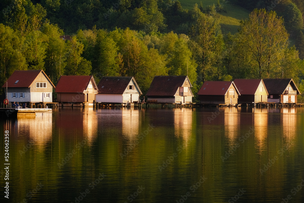 Obraz premium Häuser reflektieren sich im See, Alpsee, Immenstadt-Allgäu