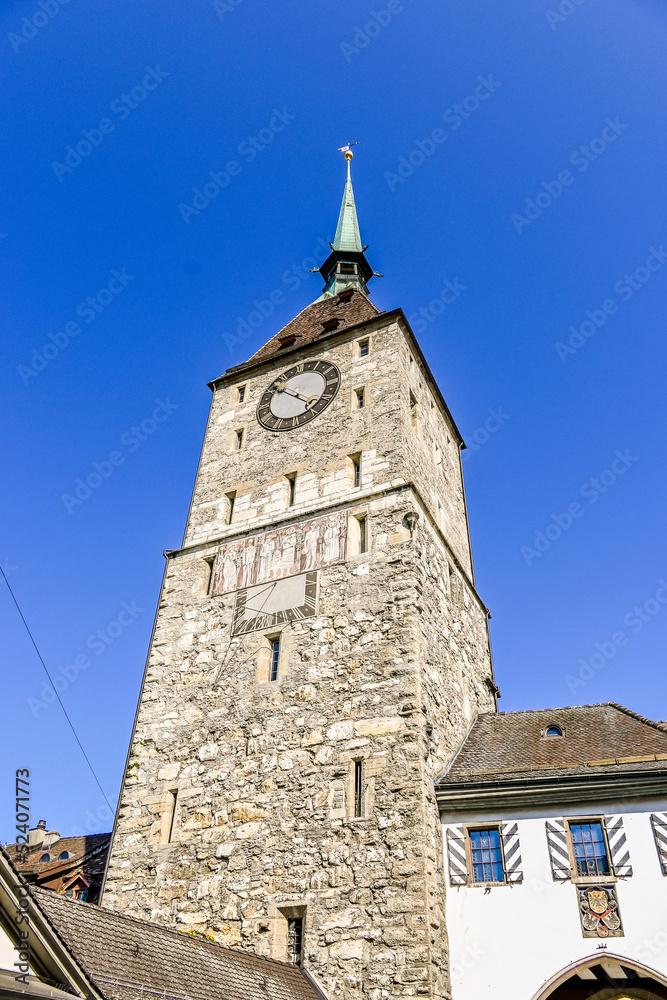 Fototapeta premium Aarau, Obertor, Obertorturm, Graben, Rathausgasse, Altstadt, Altstadthäuser, historische Gassen, Aare, Fluss, Sommer, Sommertag, Aargau, Schweiz