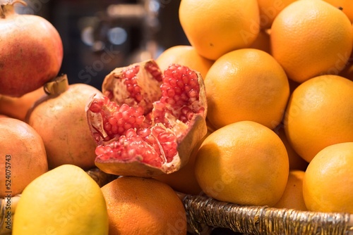 Bild auf Leinwand Granatapfel auf einem Markt in Kurdistan