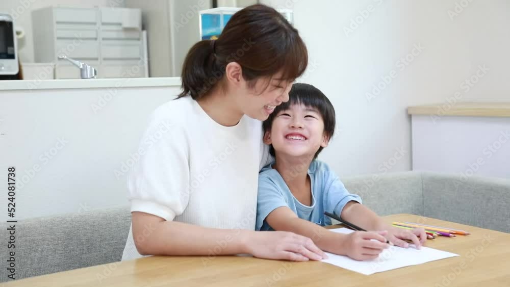 絵日記を描く親子 絵日記を描く親子