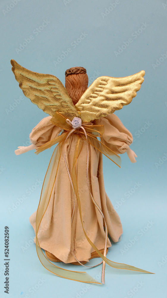 Figura de angel mostarndo sus alas doradas 