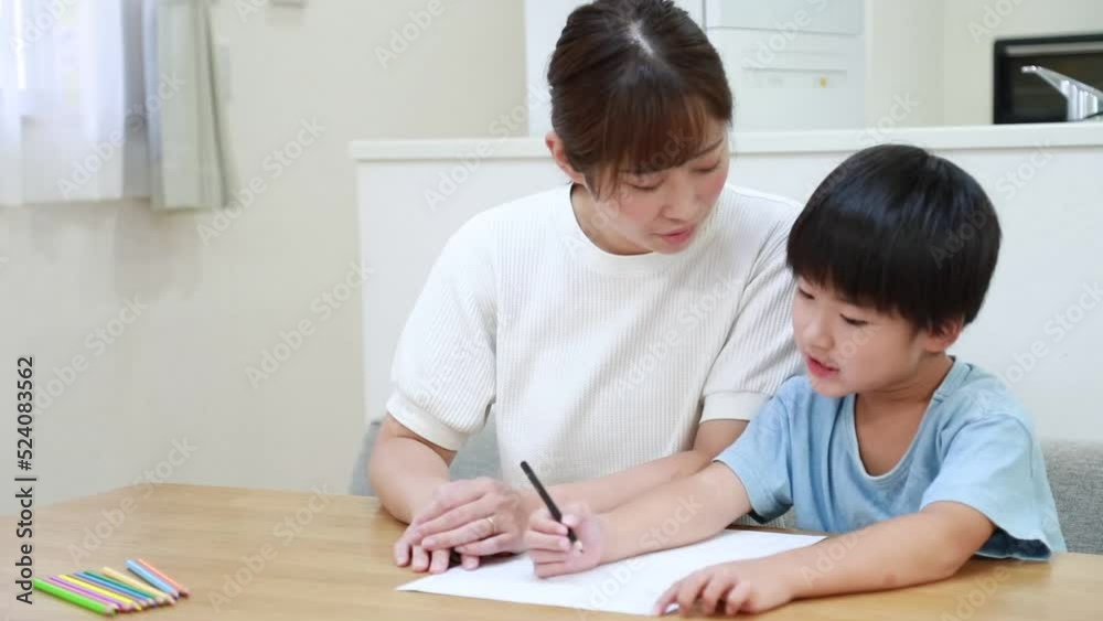 絵日記を描く親子