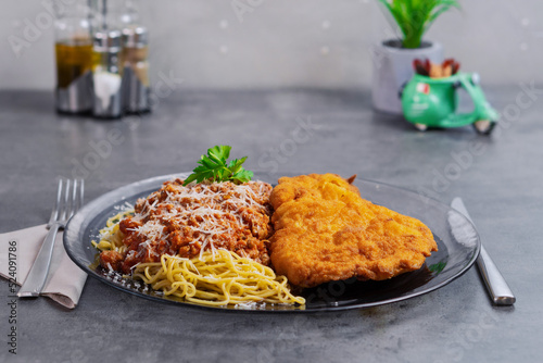 Cuadro en lienzo Milanese Spaghetti With Fried Ribs On A Gray Table