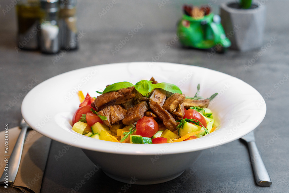 Fresh Salad With Roasted Sliced Sirloin Steak Fresh Salad With Roasted Sliced Sirloin Steak