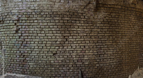 Unregelmäßig strukturierte und verwitterte Ziegelsteinmauern aus einem Ziegelwerk bei Köln