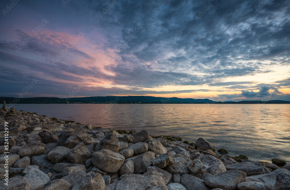 Steine am Seeufer des Bodensees zum Sonnenuntergang	