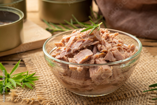 Obraz na plátne Close up Canned tuna in brine in glass bowl on wooden table