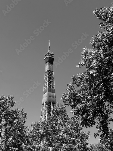 Vue sur la tour Eiffel en noir et Blanc en contre plongé présentée lors de l'exposition universelle 1900 photo