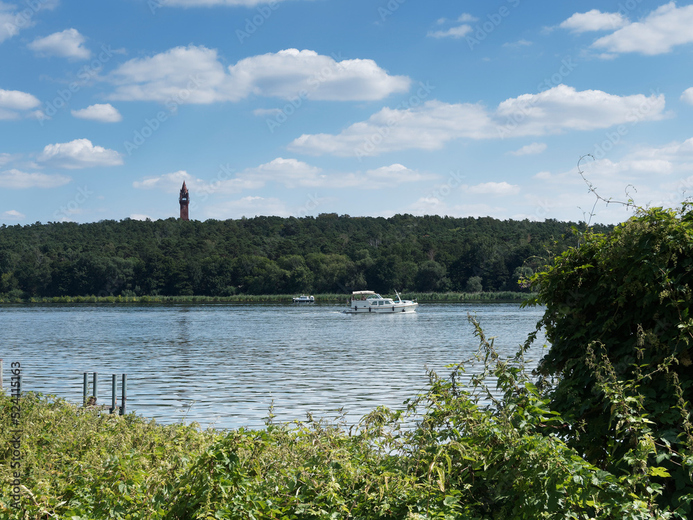Wasserlandschaft  rund um Berlin. Panoramablick auf die Flusslandschaft der Havel im Brandenburg mit Blick auf Grünenwaldturm in roten Backsteinen