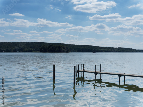 Wasserlandschaft  rund um Berlin. Panoramablick auf Havelsee im Brandenburg, Anlegeponton am Uferwanderweg zwischen Breitehorn und Kladower Damm photo